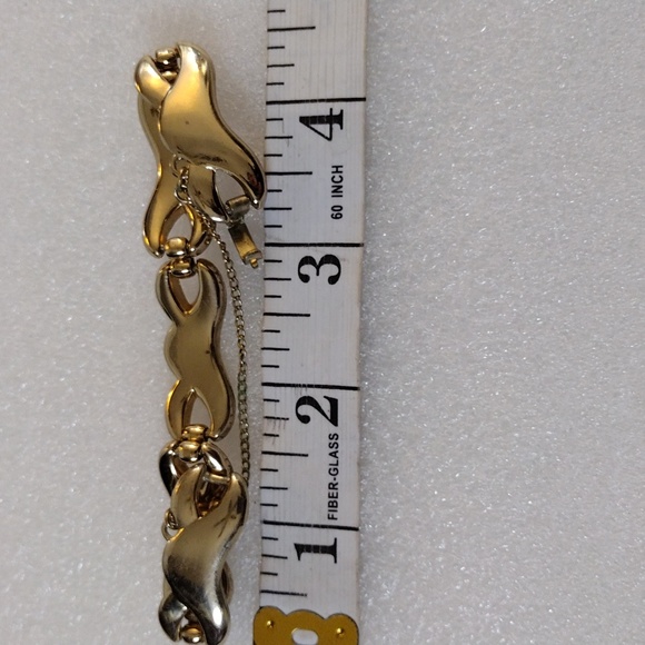 Monet beautiful faux gold linked bracelet. - Picture 7 of 8